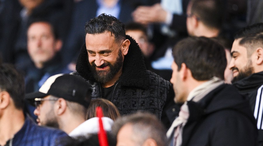 Quand Hanouna passe sous les barrières pour entrer dans le Stade de France