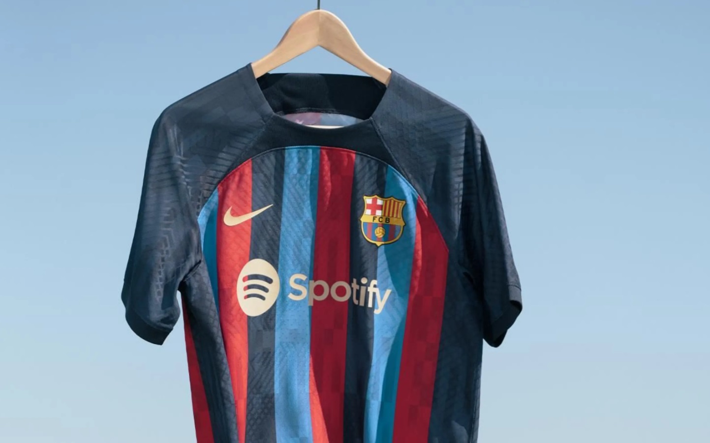 Le FC Barcelone dévoile son nouveau maillot domicile pour la saison 2022-2023 (et propose un maillot à vie)