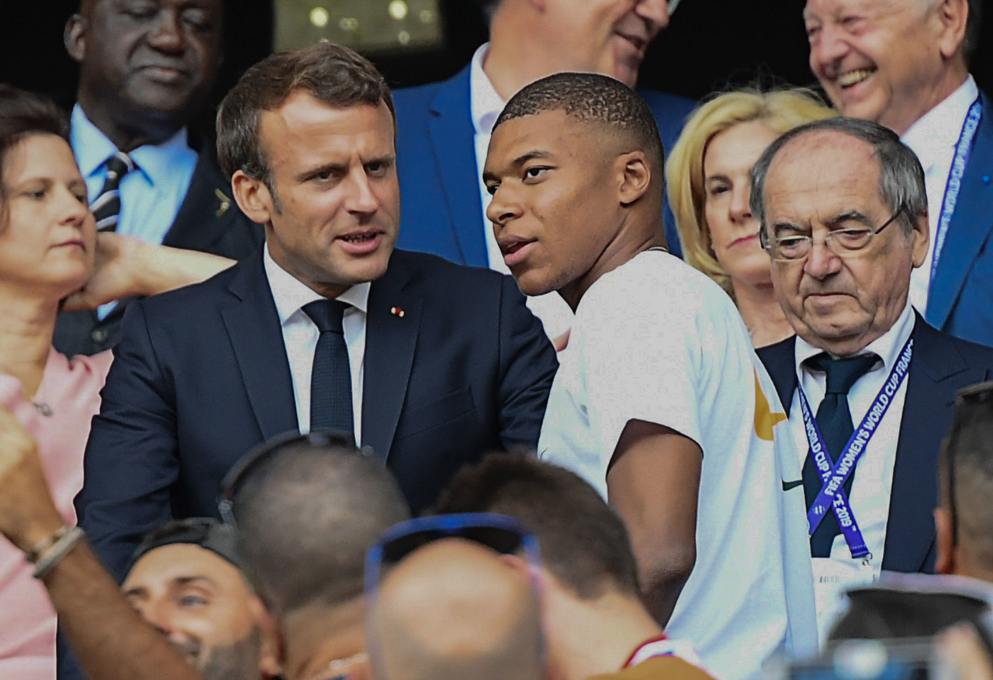 Mercato : Emmanuel Macron explique comment il a convaincu Mbappé de rester au PSG