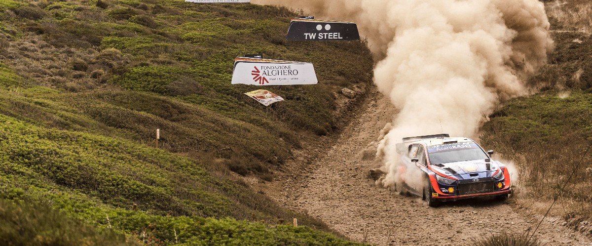 Tänak "très grand" en Sardaigne